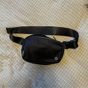 Lululemon everywhere belt bag